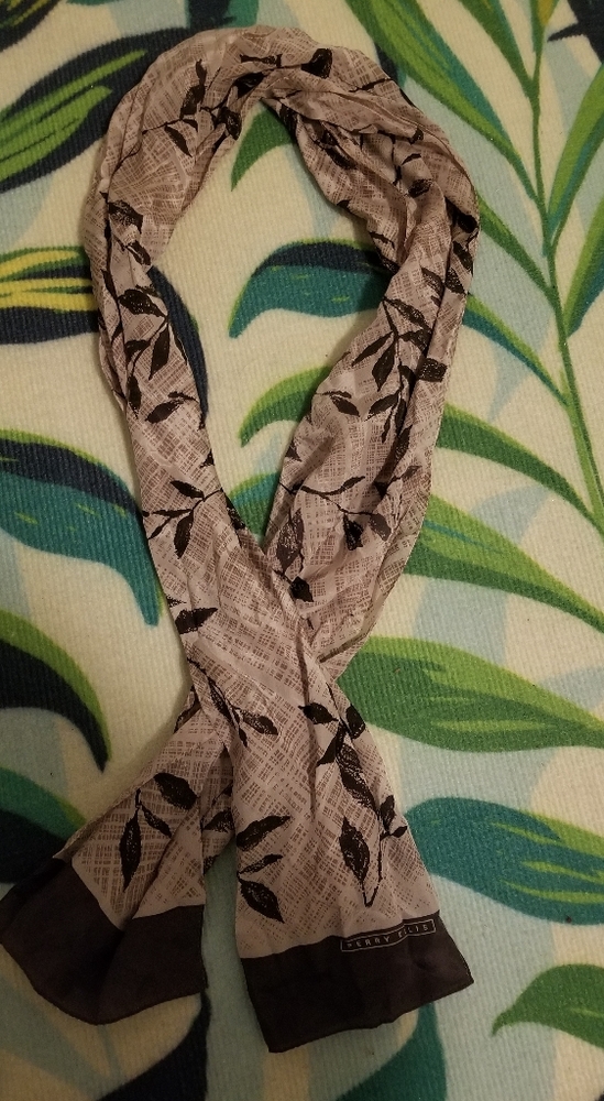 Perry Ellis Scarf leaf pattern - Picture 8 of 8